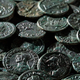 Imagen para el artículo titulado Encuentra 4.000 monedas romanas de hace 1.700 años tratando de acabar con un topo